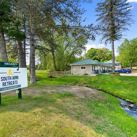 Motel South Arm Retreats East Jordan Esterno foto