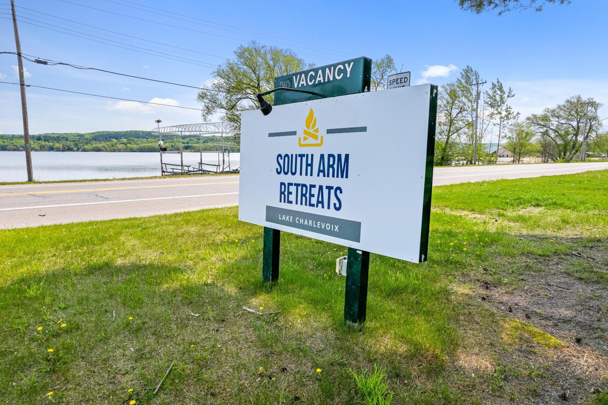 Motel South Arm Retreats East Jordan Esterno foto