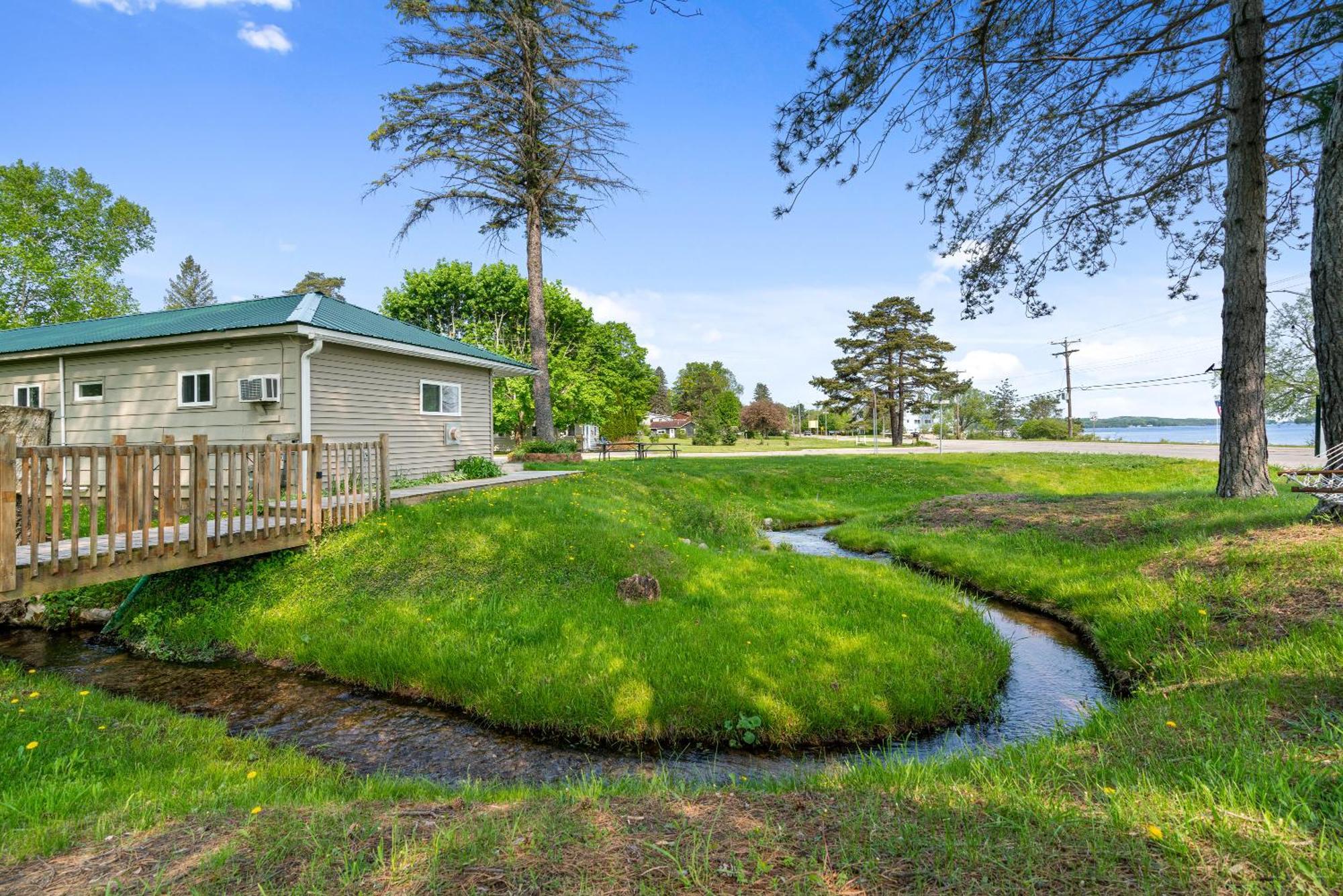 Motel South Arm Retreats East Jordan Esterno foto