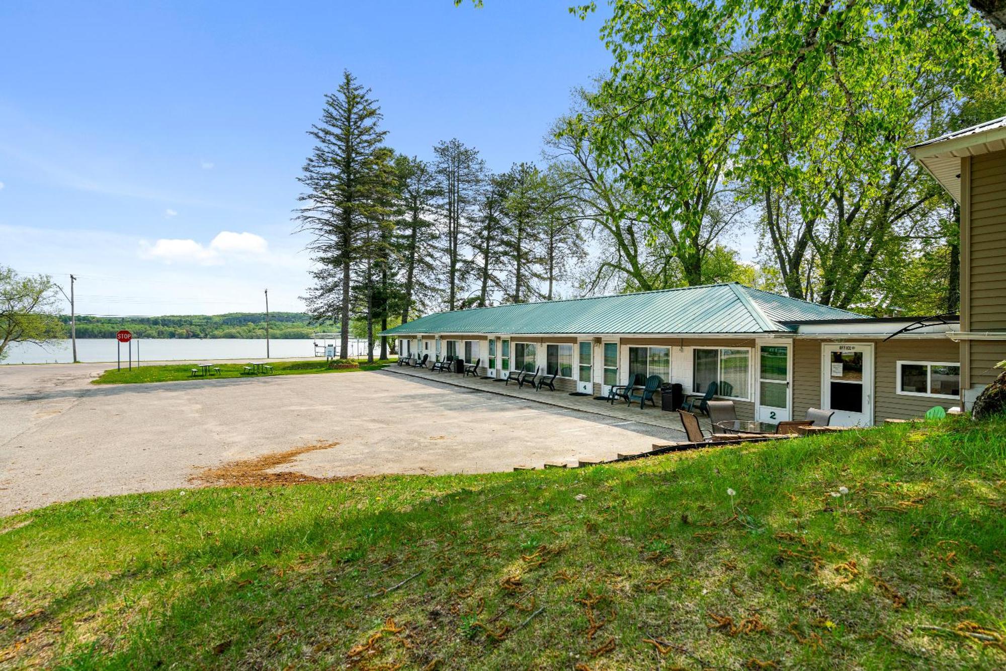 Motel South Arm Retreats East Jordan Esterno foto