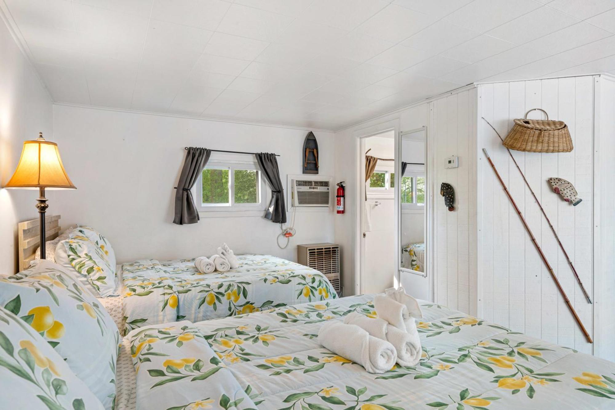 Motel South Arm Retreats East Jordan Esterno foto