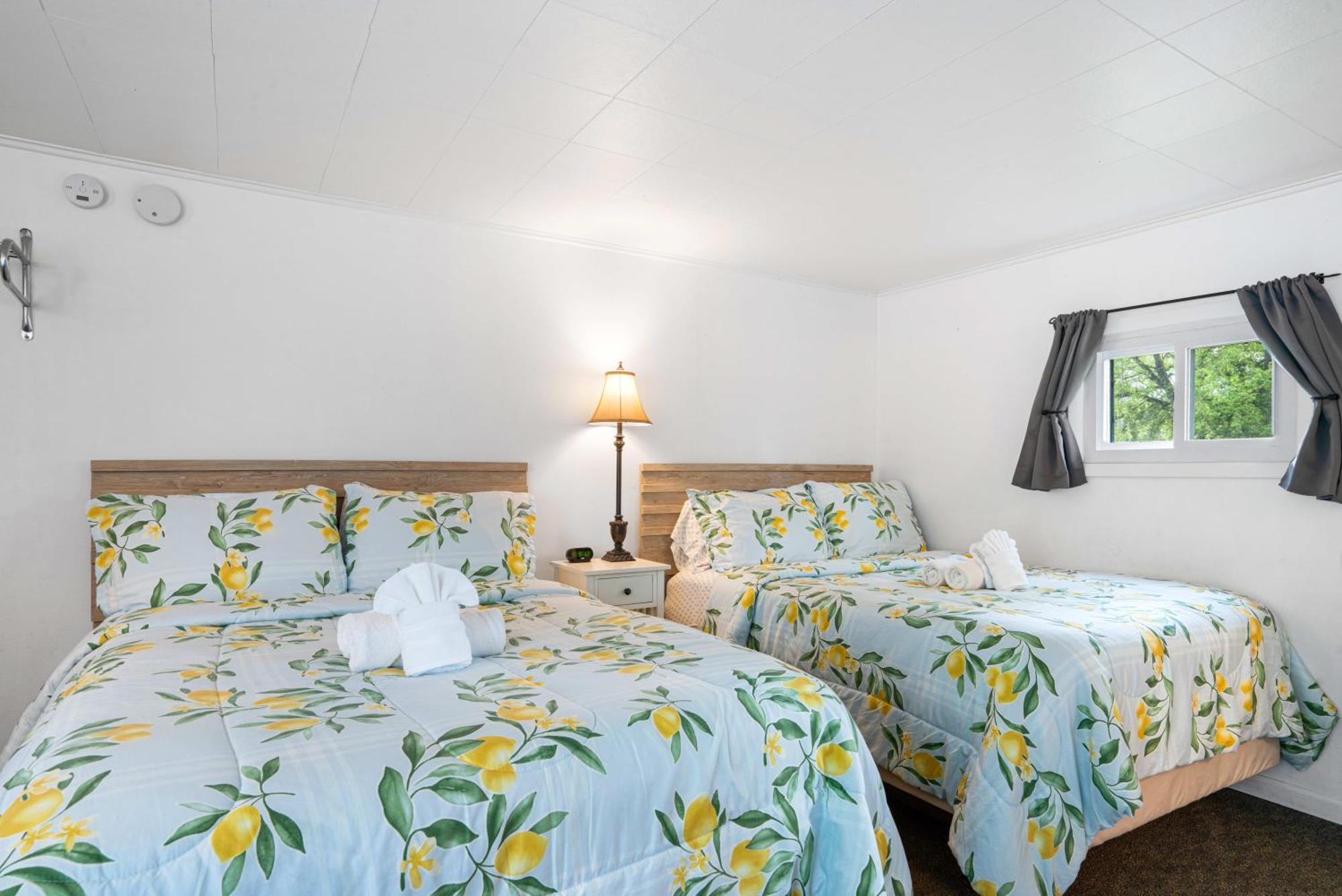 Motel South Arm Retreats East Jordan Esterno foto