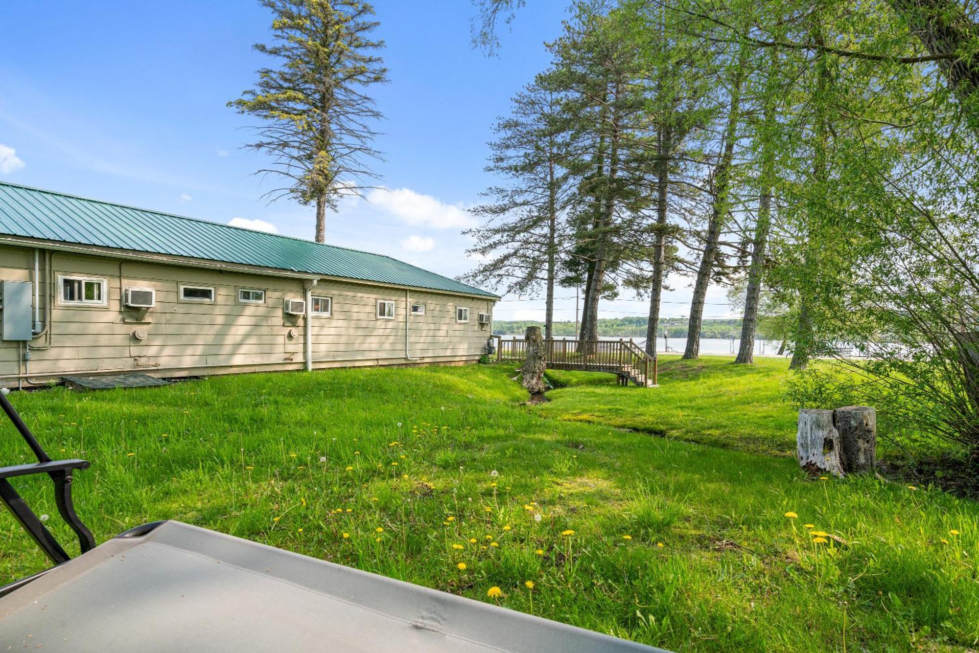 Motel South Arm Retreats East Jordan Esterno foto