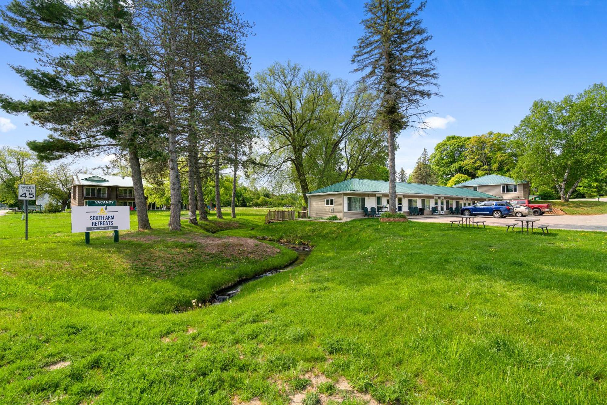 Motel South Arm Retreats East Jordan Esterno foto