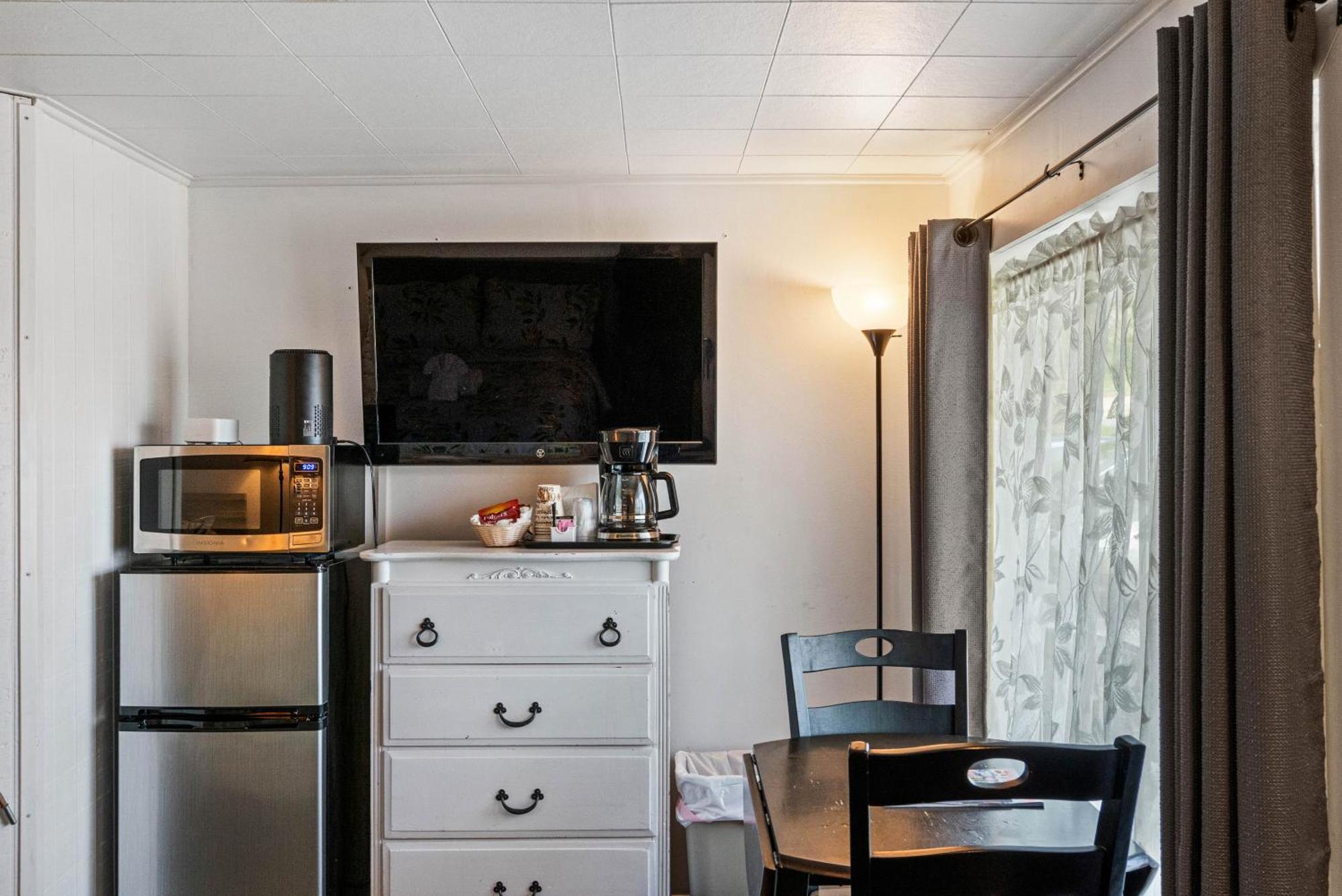 Motel South Arm Retreats East Jordan Esterno foto