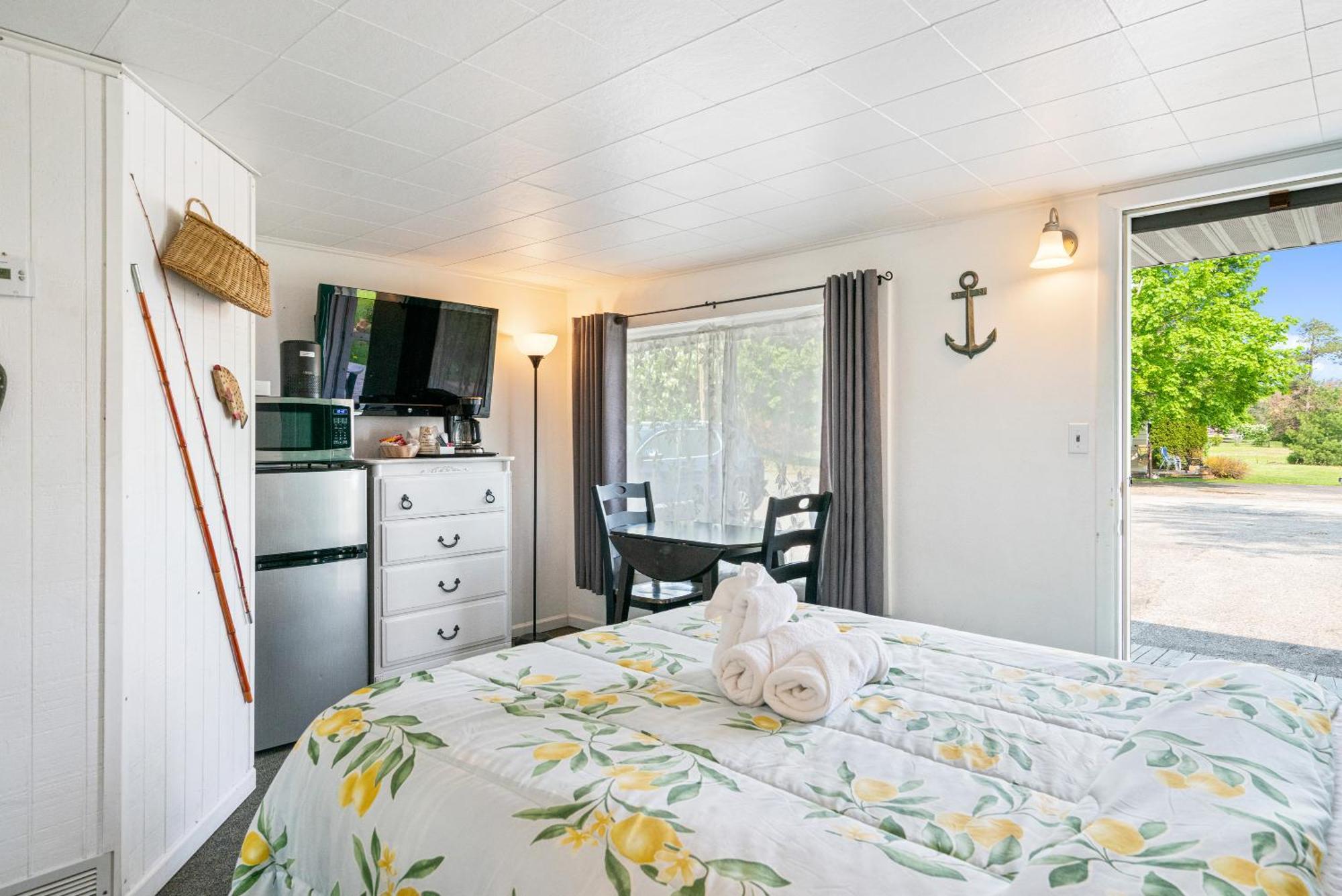 Motel South Arm Retreats East Jordan Esterno foto