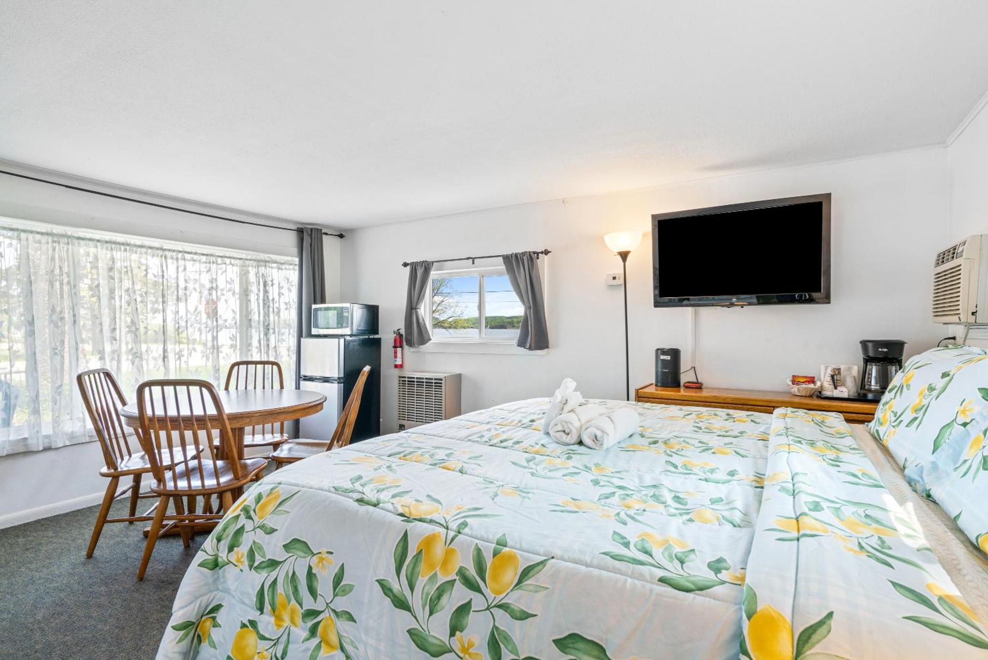 Motel South Arm Retreats East Jordan Esterno foto