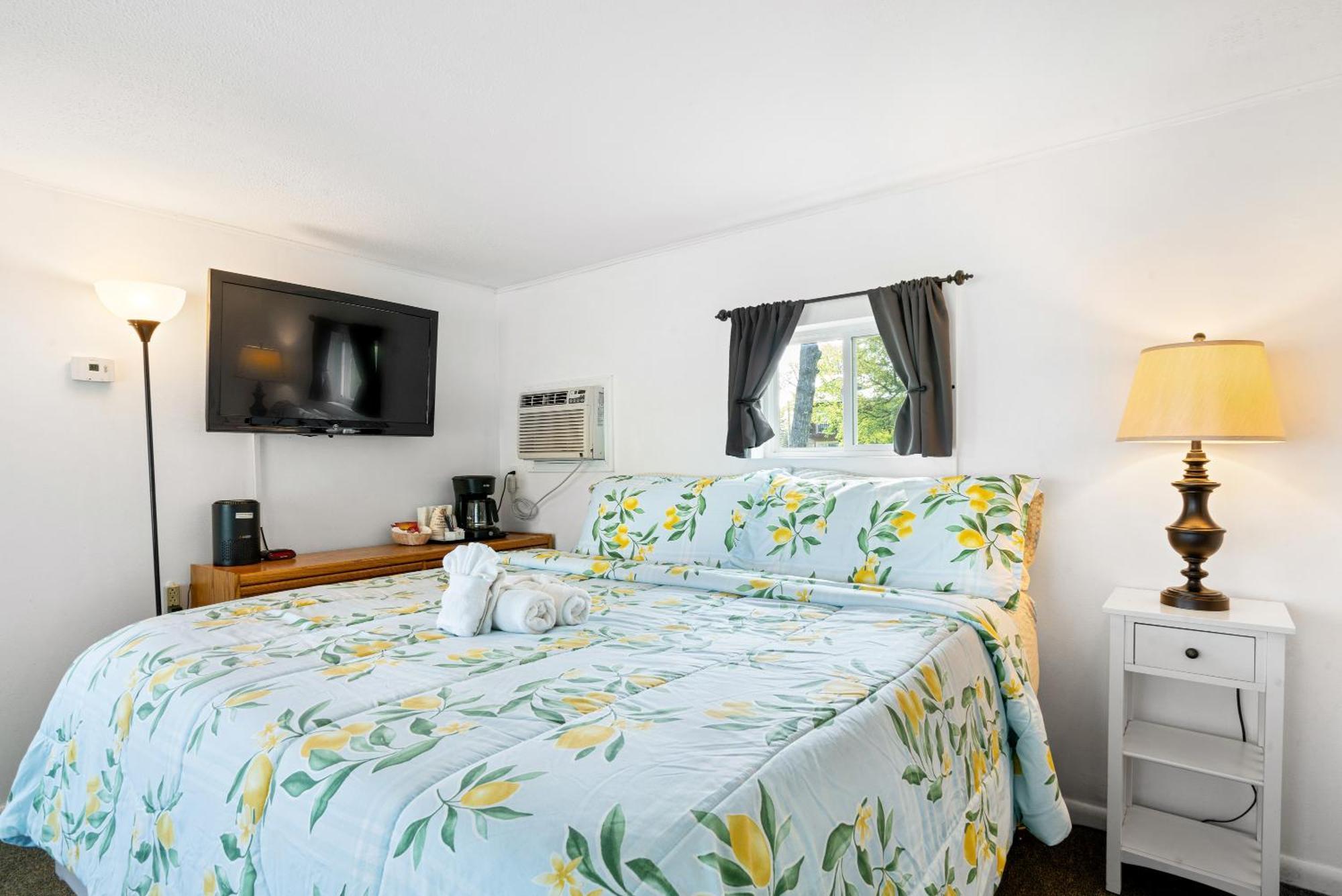 Motel South Arm Retreats East Jordan Esterno foto