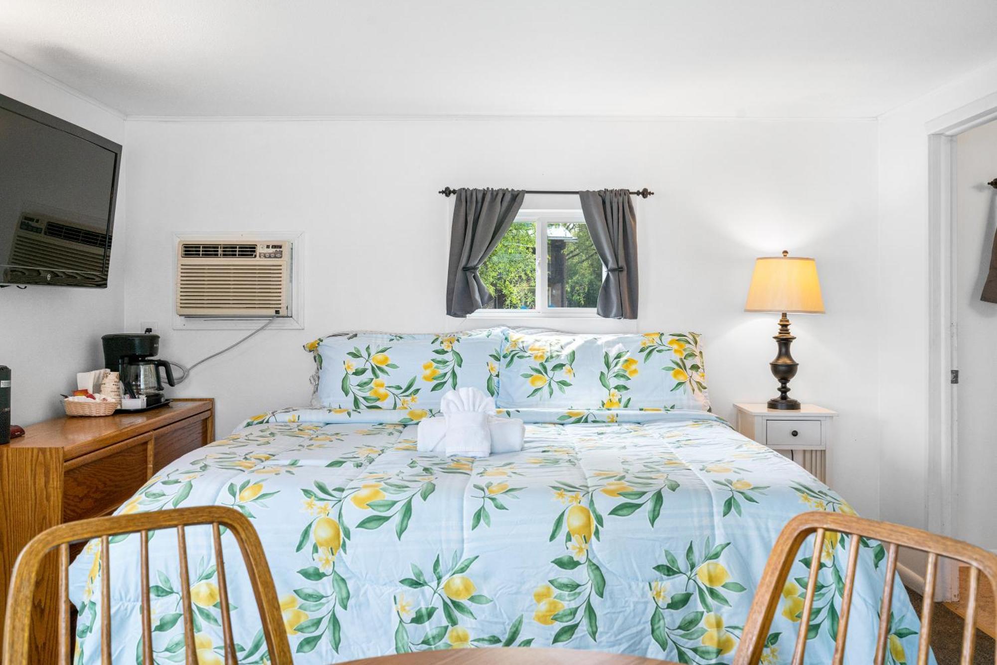 Motel South Arm Retreats East Jordan Esterno foto