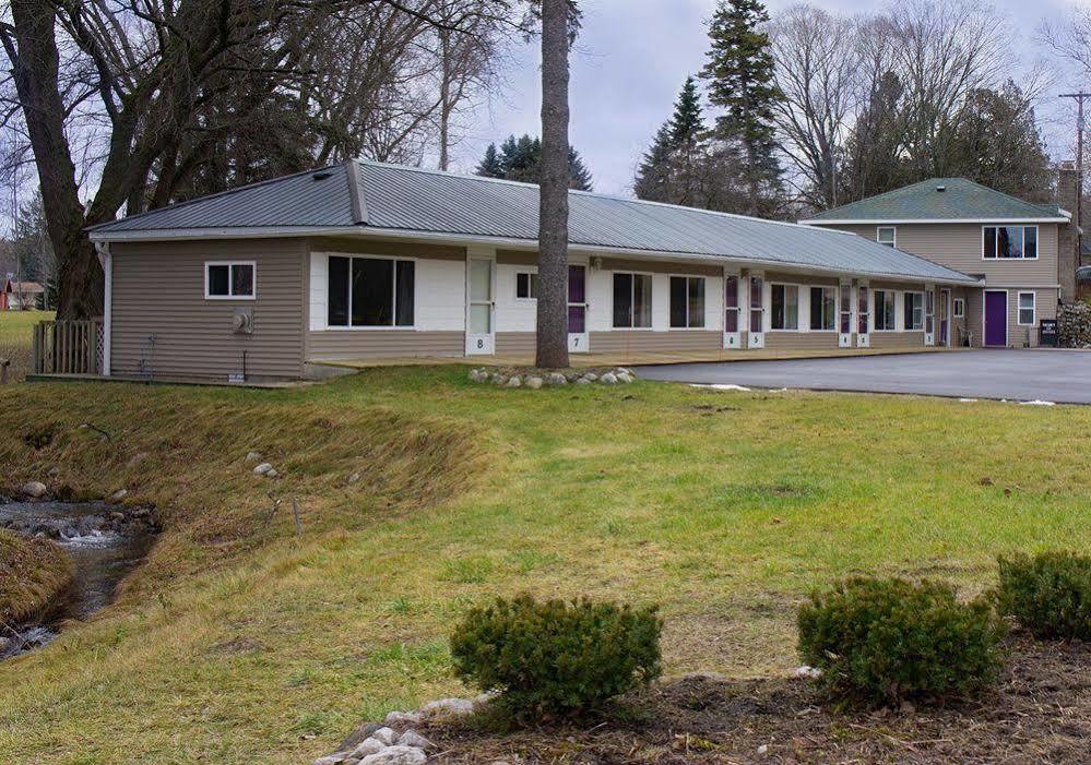 Motel South Arm Retreats East Jordan Esterno foto
